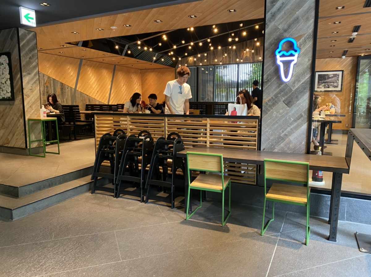 外苑前駅【シェイクシャック(Shake Shack)】の内観